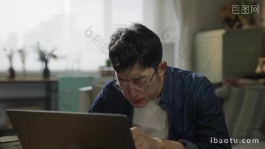 年轻<strong>男人在家</strong>使用电脑